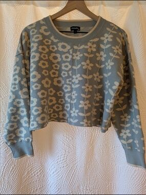 Originality Floral Knit Cropped Sweater in Light Blue & Cream
